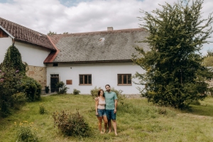 POdmoklany - místo pro klidný pobyt ve tmě. Na fotce majitelé - Eliška Kuba Kopicovi