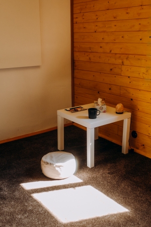 Stoleček s drobnostmi a meditační polštářek na sezení.